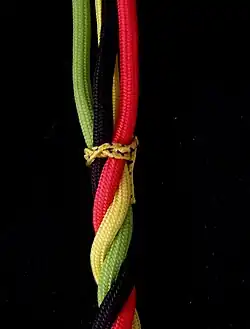 Vierkardeeliges Seil, welches am Ende gezeist ist, um ein Aufdröseln der Kardeele zu verhindern.