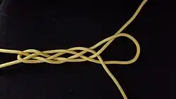 Das andere rechte Ende nun über und unter und wieder über nach unten geführt. Damit wäre der Trossenstek einmal verlängert, wenn man ihn zuziehen und in Form bringen würde.