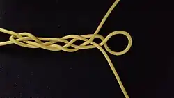 Um ihn weiter zu verlängern, dreht man wieder die Bucht im Uhrzeigersinn zu einem Auge.