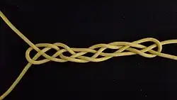 Das andere rechte Ende nun über und unter und wieder über nach unten geführt. Damit wäre der Trossenstek zweimal verlängert.