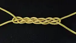 Nun nur noch in Form bringen und fertig ist der Verlängerte Trossenknoten (#1429).[7]