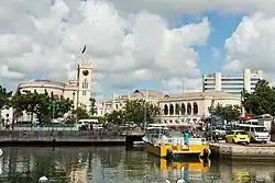Rechts ist der Hauptsitz der Zentralbank zu erkennen.