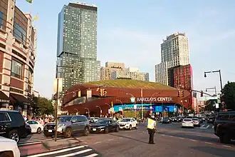Brooklyn Crossing (links hinten), Barclays Center und 461 Dean (rechts)