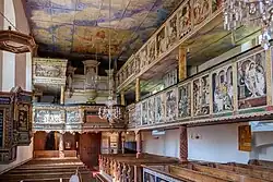 Blick zu doppelreihigen Emporen und Orgel im Westen