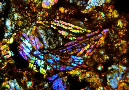 Chondron mit balkenförmigem Olivin, Dünnschliff, gekreuzte Polarisatoren