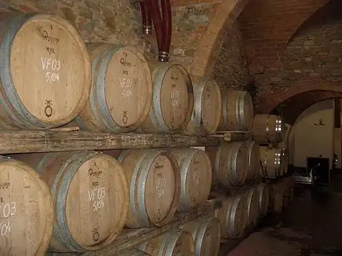 Barriques in einer Weinkellerei