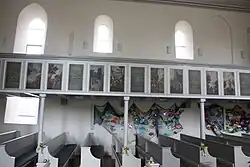 Nordseite mit gotischem und romanischen Fenstern hinter Empore