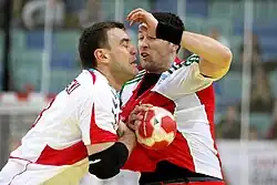 Ferenc Ilyés wird vom Polen Bartosz Jurecki unsanft am Wurf gehindert