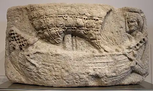 Relief mit Schiff, rechts eine verschleierte Frau, wohl eine Schutzgöttin. Kaiserzeit, in der Stadtmauer des 16. Jh. wiederverwendet.