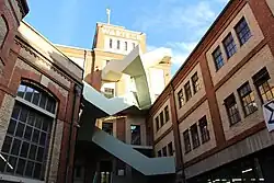 altes Backsteingebäude mit moderner hellgrüner Treppe