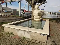 Gelpke Brunnen 1946, von Willy Hege (1907–1976), Brunnen Inschrift «Dem Pionier der Schweizerischen Rheinschiffahrt Rudolf Gelpke»