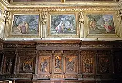 Seitenwand der Sakristei mit reichgeschnitztem Chorgestühl und Fresken von Corenzio