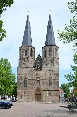 Blick von der Marktstraße auf die Basilika St. Cyriakus