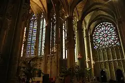 Gotisches Südquerhaus mit Rosenfenster und Kapellenzeile