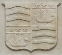 Links: Altes Wappen der Bassetts: Sechs waagerechte Wellen gold und rot. Dieses Wappen sieht man auf vier Grabplatten aus dem 17. Jahrhundert in der Kirche von Heanton Punchardon. Rechts Wappenschild auf einer Zinne oberhalb der Haupteingangshalle von Watermouth Castle mit dem Wappen der Bassetts, gerviert mit dem der Davies.