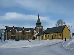 Foto einer Kirche in verschneiter Landschaft