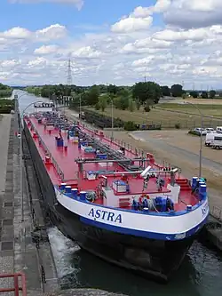 Tankschiff in der Schleuse Niffer