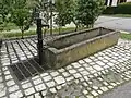Einer der Brunnen mit Pumpe