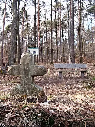 Jägerkreuz am Südosthang, im Hintergrund Hinweisschild auf den Leininger Burgenweg