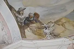 Detail des Chorfreskos mit Chronogramm (1736) in der Inschrift: „Gemalt hatte es ein Unwürdiger, welcher jetzt nicht zu malen versteht“