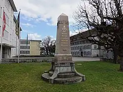 Obelisk-Bauernkriegsdenkmal von 1904, vor der Kaserne in Liestal, Schweiz. Inschrift, Dem Andenken an die am 24. Juli 1653 für das Volk gestorbenen (Hingerichteten!) Baselbieter. Inschrift auf der anderen Seite. Uli Schad von Oberdorf, Hans Gysin von Liestal, Uli Gysin Läufelfingen, Galli Jenny von Langenbruck, Joggi Mohler von Diegten, Konrad Schuler von Liestal, Heinrich Stutz von Liestal. Unterdrückt aber nicht überwunden. Errichtet vom Volk von Baselland 1904.