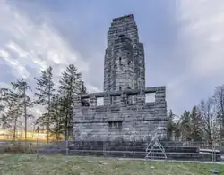 Schiefer horiztonaler Blick auf Turm (Mitte-rechts); links der Sonnenuntergang