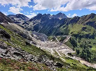 Blick von der Bergstation HoheMutBahn auf die Baustelle (Juni 2022)