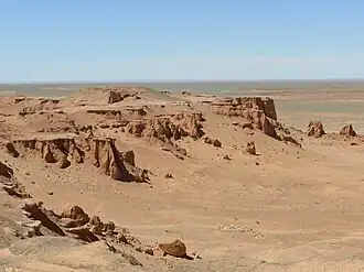 Felsen, Geröll und Kies prägen das Bild der Wüste Gobi, wie z.&nbsp;B. hier an der Bajandsag-Felsformation in der Mongolei.