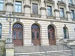 Freitreppe und Eingang