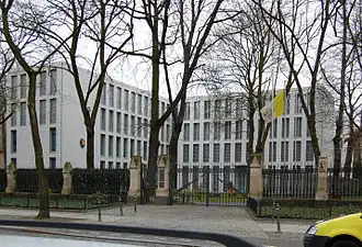 Offiziell „falsche“ Variante der Vatikanflagge vor der Apostolischen Nuntiatur in Berlin