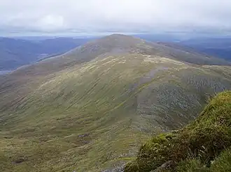 Der Toll Creagach vom Ostgrat des westlich benachbarten Tom a’ Choinich gesehen