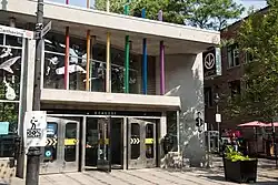 Beaudry, Montreal: Regenbogenfarbene Masten über dem Stationseingang im Village gai