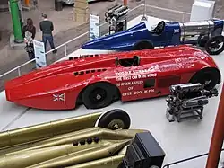 Blue Bird im Museum zusammen mit dem ebenfalls von Sunbeam gebauten Sunbeam 1000HP