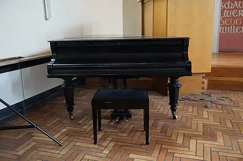 Bechstein-Flügel direkt vor der Kanzel