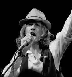 Beck (links) und Lucy Liu spielten in größeren Gastauftritte sich selbst