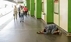 Bettler in einer Station der U-Bahn Wien