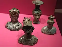 Kleine Bronzebüsten, die drei vorderen als kleine Gewichtsstücke