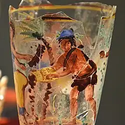 Detail eines bemalten Glasbechers mit Darstellung der Dattelernte