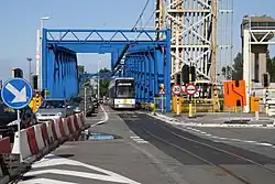 Niederflurwagen auf Brücke in Zeebrugge, 2011