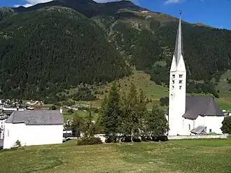 Beide ref. Kirchen in Zernez: links San Bastian, rechts die Hauptkirche