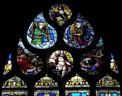 Maßwerk mit Gottvater, der Auferstehung Jesu Christi und Engeln (in den Händen Lanze und Dornenkrone)