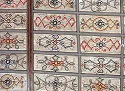 Einfaches Bandelwerk an einer Kirchendecke