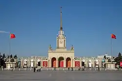 Ansicht des Messepalastes Beijing: Haupteingang und Vorplatz mit Kolonnade