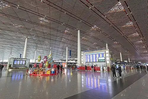 Terminal 3 von innen – Fluginformationstafel und Schalterhalle