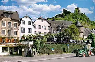 Blick von der Moselstraße zur Burgruine