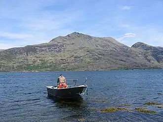 Blick vom Südufer von Loch Hourn auf den Beinn Sgritheall