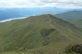 Der Beinn Ghlas vom Anstieg zum nordöstlich benachbarten Ben Lawers aus gesehen