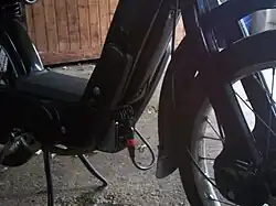 Zylinderdeckel an einem Piaggio-Ciao-Mofa, mit Zündkerzenstecker