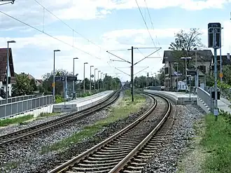 Bahnhof Bellheim, Blickrichtung Wörth mit den beiden Bahnsteigen und dem ehemaligen Empfangsgebäude