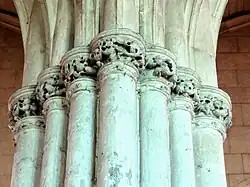Bündelpfeiler mit Kapitellen
